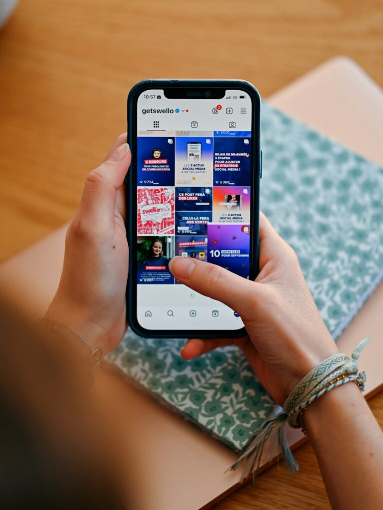 Annunci sponsorizzati nel feed social sullo smartphone