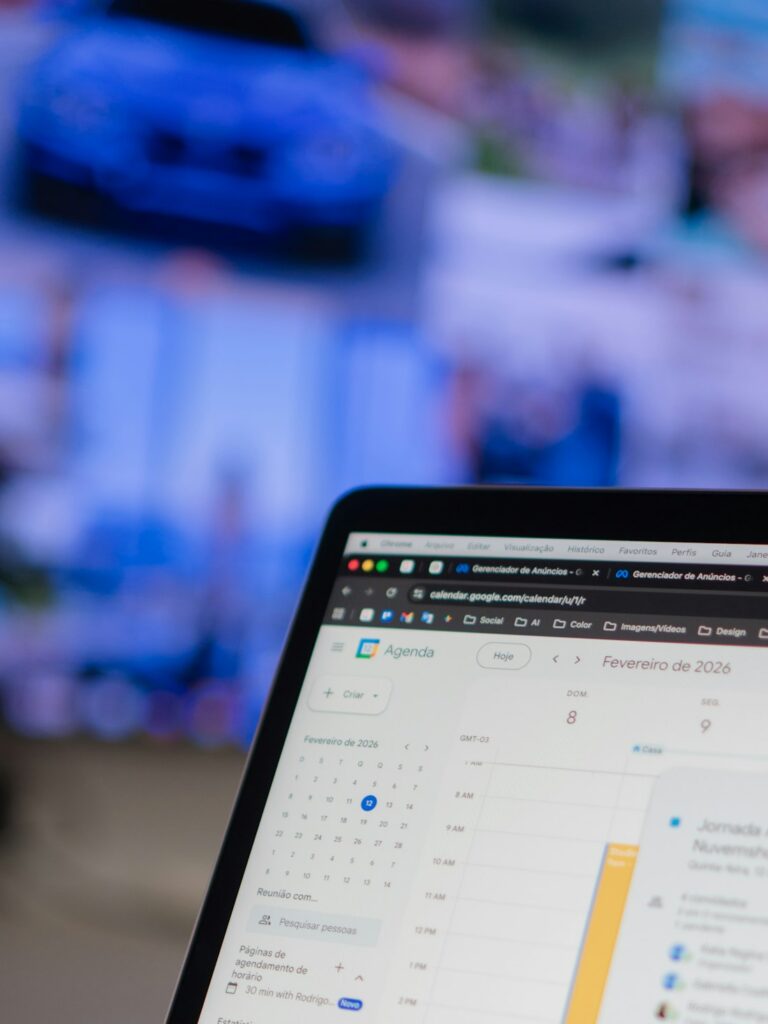 Pipeline delle vendite e attività dei contatti in un CRM sul portatile