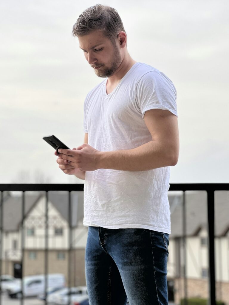 Uomo che legge una newsletter sullo smartphone