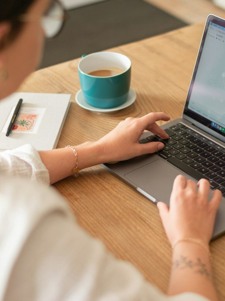 Consulente SEO al lavoro sul posizionamento di un sito