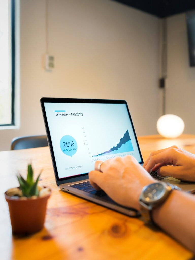 Dashboard di web analytics sul portatile